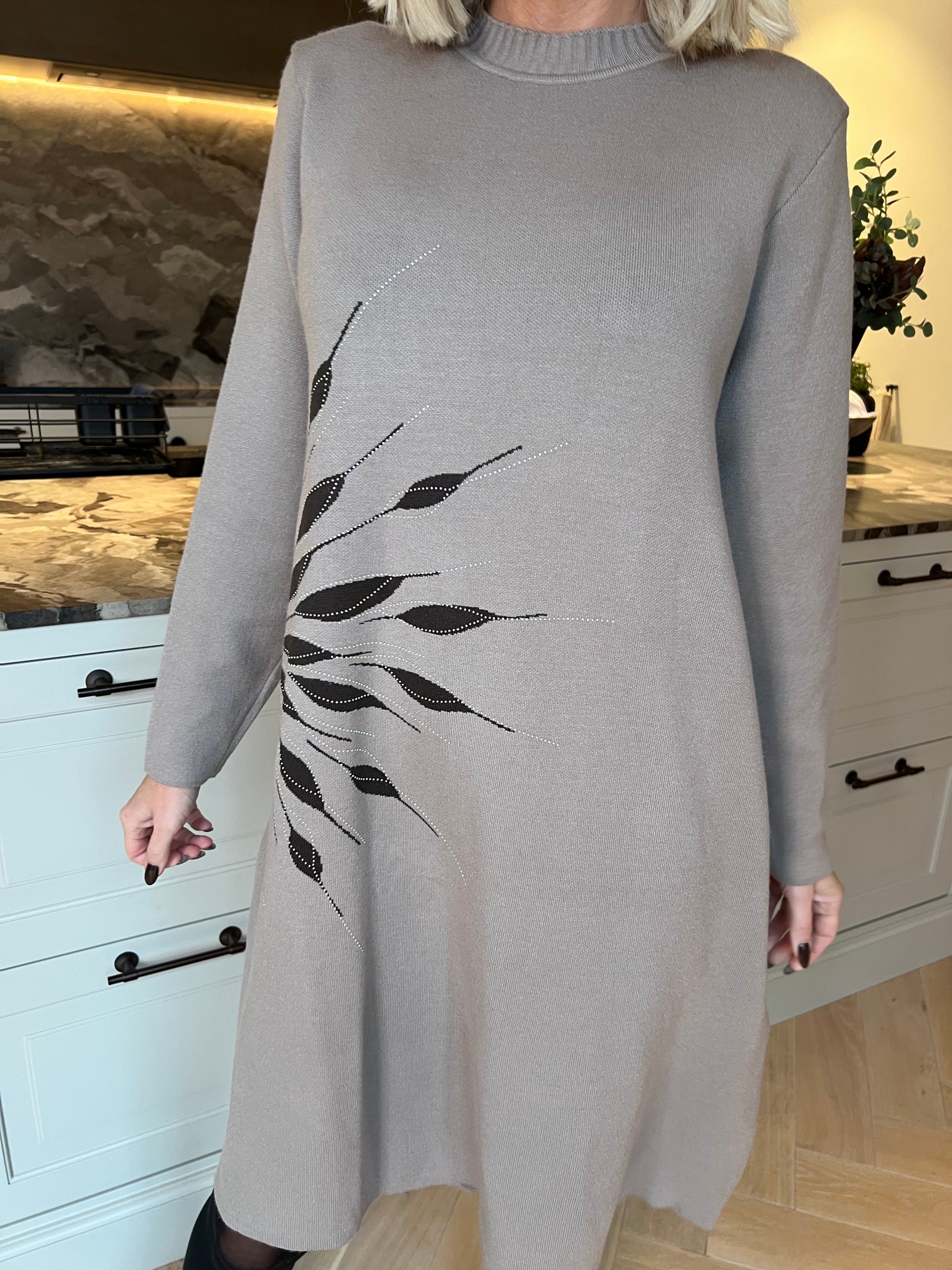Lucille - Mjuk stickad klänning i en behaglig viskosblandning med ett vackert blomstermotiv framtill